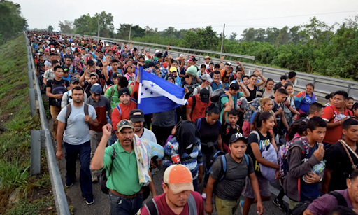 Inmigrantes de Centroamérica y Cuba caminan en una autopista hacia los EE.UU.