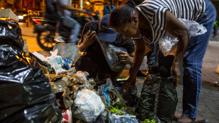 Man looking for food on the streets of Caracas by EFE/Miguel Gutiérrez. Source: